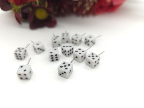 Würfel Ohrstecker weiß